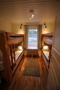 萨伦Gula Byn 411A的客房设有两张双层床和一扇窗户。