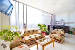 波哥大Ayenda 1069 Alfay的客厅配有两张沙发和一台电视机