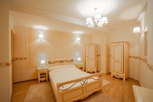锡纳亚Imperial的一间卧室设有一张大床和两个床头柜