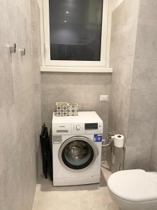 米兰共和住宿加早餐旅馆的一间带卫生间的浴室内的洗衣机