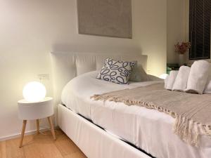 米兰共和住宿加早餐旅馆的客房内的白色床和枕头