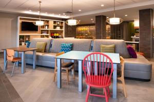 哥伦布Home2 Suites By Hilton Columbus/West, OH的客厅配有沙发和桌椅