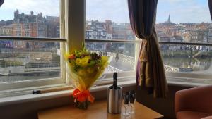 惠特比海豚酒店的窗前桌子上的花瓶