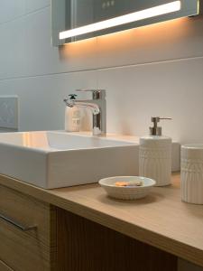 米尔施塔特Lucashof Millstättersee的一个带水槽和碗在柜台上的浴室