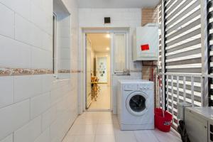 马德里RASTRO的洗衣房配有洗衣机和烘干机