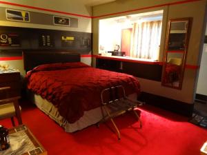 北本德The Star Trek - USS Enterprise Room at the Itty Bitty Inn的一间卧室配有红色的床和镜子