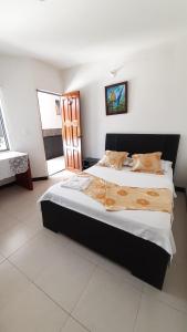 洛佩斯港Hotel Zenit de Colombia的一间卧室,卧室内配有一张大床