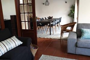 孔迪镇Carminho beach house的客厅设有餐桌和椅子