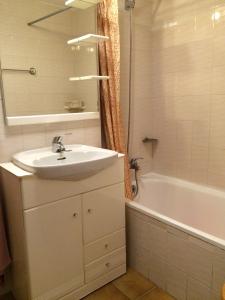 罗列特海岸Studio 88 - free Parking的白色的浴室设有水槽和浴缸。