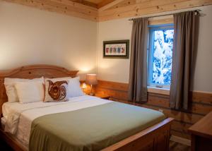 希利Denali Wild Stay - Moose Cabin, Free Wifi, 2 private bedrooms, sleep 6的一间卧室设有一张床和一个窗口