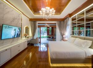 清迈Modern Love Villa的卧室配有一张白色大床和吊灯。
