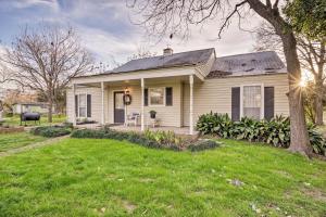 MartindaleRiverfront Martindale House with 2 Covered Decks的一座带草地庭院的白色小房子