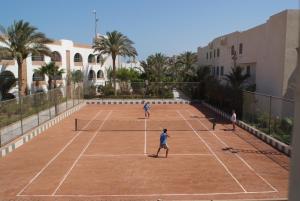 赫尔格达阿拉伯海岸度假酒店的一群人在网球场打网球