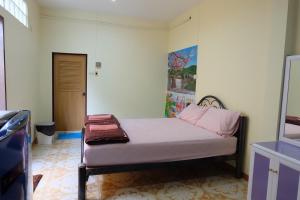 席昌岛Thippawan Bungalow的一间小卧室,卧室内配有一张床铺