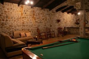 Aguas ClarasMalekus Mountain Lodge的客厅配有台球桌和沙发