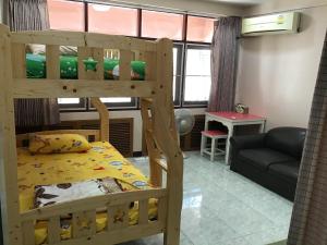 坤敬D-Toys Homestay的一间带两张双层床和一张沙发的卧室