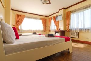 RedDoorz Plus @ Seaborne Hotel Subic Zambales客房内的一张或多张床位
