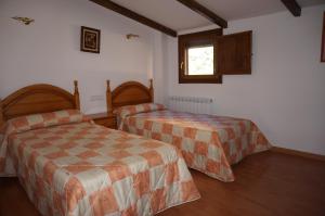 阿尔克萨尔阿瑞古斯乡村公寓的酒店客房设有两张床和窗户。