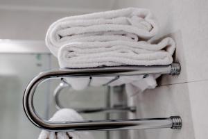 索里亚Alvi的浴室毛巾架上的一堆毛巾