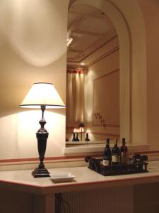 米斯特拉斯皮尔戈斯密斯特拉酒店的镜子前的桌子上的灯