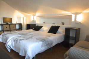 曼萨纳雷斯-埃尔雷亚尔Hotel Rural La Pedriza Original的卧室配有一张带两个枕头的大白色床
