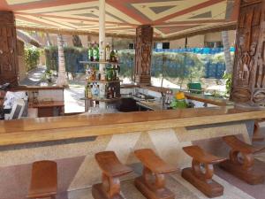 达喀尔达喀尔翡翠花园酒店的一个带木凳和台面的酒吧
