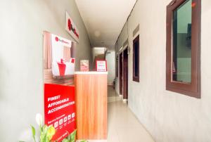 雅加达RedDoorz near Graha Cijantung Mall的医院的走廊,墙上有标志