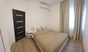 布加勒斯特Casa Florescu 13的一间小卧室,配有床和窗户