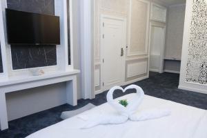 佛统VARIMANTRA HOTEL的一间酒店客房,有两只白色的天鹅组成一个心脏
