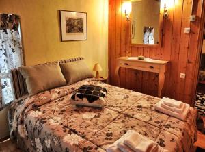 Sidhirokhórion德卢纳别墅酒店的一间卧室配有一张带枕头的床