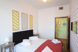 布加勒斯特Mosilor Apartments的一间卧室配有一张床铺,床上铺有红色毯子