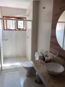 圣米格尔-杜戈斯托苏RANCHO GOSTOSO POUSADA的一间带水槽、卫生间和淋浴的浴室