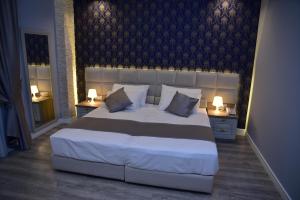 地拉那The King Resort的一间卧室配有一张带2个床头柜的大床