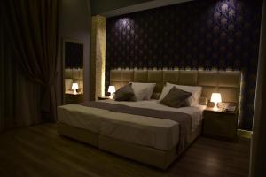 地拉那The King Resort的一间卧室配有一张大床和大床头板