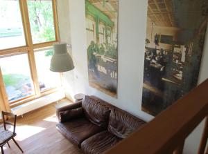 巴林根Zur alten Scheune的客厅配有真皮沙发和灯具