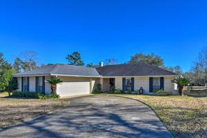 迪亚蒙德黑德Diamondhead Home Near Bay St LouisandBeach Blvd的前面有车道的房子