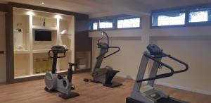 卡莱扎诺JR Hotels Gigli Firenze的健身房设有跑步机,健身房提供健身自行车