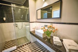 拉德兹乔伊斯艾弗迪塔商务和Spa酒店的一间带水槽和淋浴的浴室