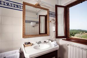 蒙特普齐亚诺波贾诺别墅酒店的一间带水槽和镜子的浴室