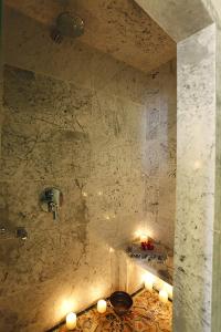 西迪·布·赛义德La Villa Bleue-Sidi Bou Said的浴室设有石墙,内有蜡烛
