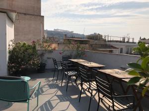 雅典雅典卫城景精品中央公寓的阳台的天井配有桌椅