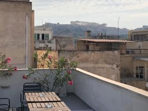 雅典雅典卫城景精品中央公寓的大楼内带桌椅的阳台