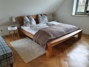 岑平Ferienhaus Schütt的一间卧室配有一张木架大床