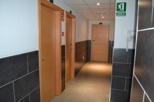 塞哥维亚工厂住宅大楼酒店的大楼内带两部电梯的走廊