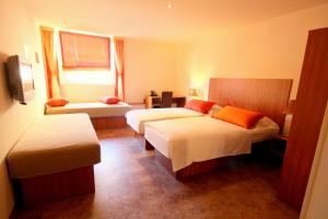 多姆扎莱氛围酒店的酒店客房设有两张床和窗户。