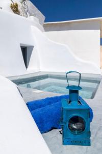 卡特瑞杜斯MyBozer Cave Villa的游泳池旁的蓝色加热器