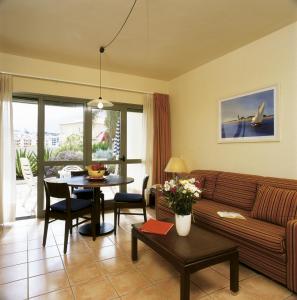 拉克鲁斯Hapimag Ferienwohnungen Puerto de la Cruz的客厅配有沙发和桌子
