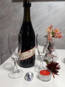 蓬特加莱里亚Dana的桌子上放有一瓶葡萄酒和两杯酒