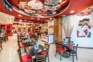Ramada by Wyndham Dubai Deira餐厅或其他用餐的地方