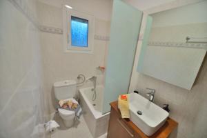 法拉萨纳Nonda's Mansion的白色的浴室设有水槽和卫生间。